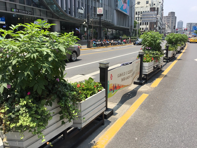 商業(yè)街必備好物——簡(jiǎn)約多用途玻璃鋼隔離花箱