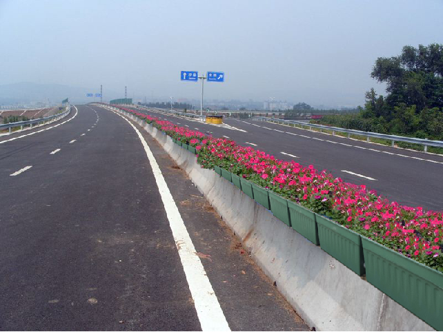 排查高架橋綠化花箱 確保市民出行安全